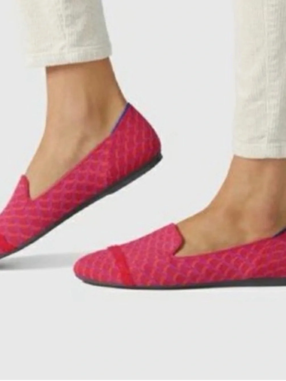 Women’s Rothy's The Loafer Flats in size 8 EUC color pomegranate grid print